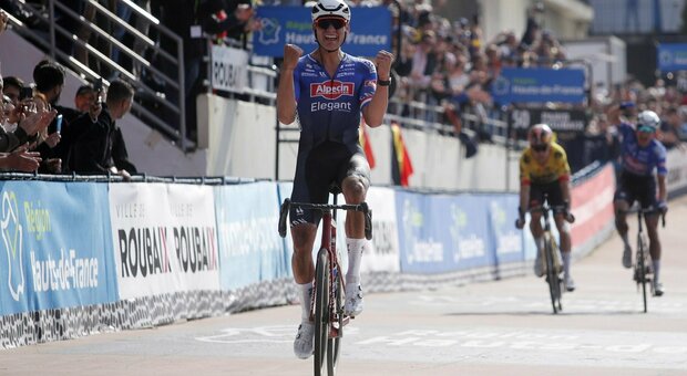 Van der Poel si prende anche la Parigi-Roubaix dopo la Sanremo. Van Aert fermato da una foratura, Ganna sesto