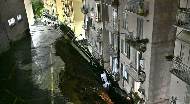 Crolla un parcheggio, auto inghiottite nella voragine finiscono contro un palazzo: terrore a Genova