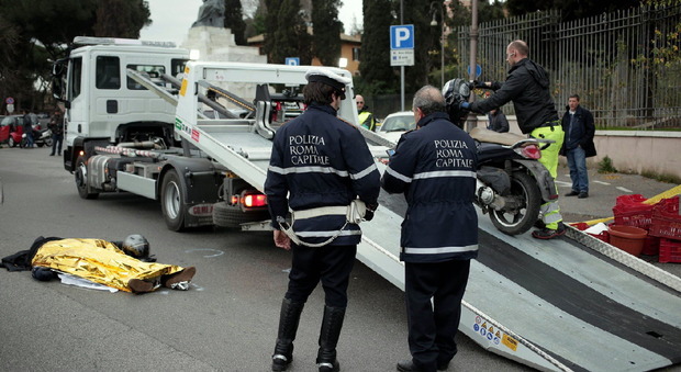 Roma, motociclista investito e ucciso al Circo Massimo: è caccia al pirata