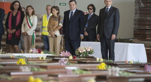 Lampedusa, contestati Barroso e Letta. Il premier: mi scuso per inadempienze, serve una svolta europea