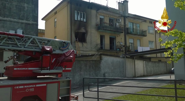 Incendio in appartamento a Stra, paura e palazzina evacuata