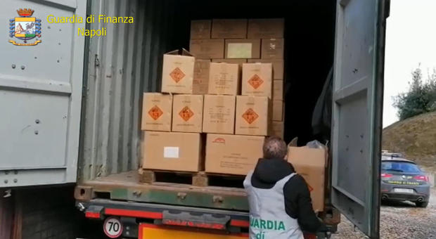Botti Capodanno, sequestrate 52 tonnellate di fuochi fuorilegge tra Napoli e Caserta