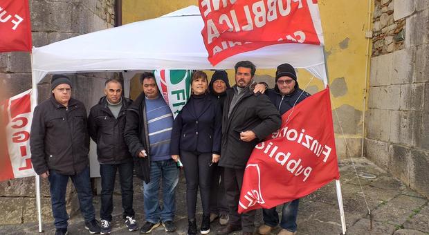 Benevento, in catene per il diritto al salario: riesplode la vertenza Samte