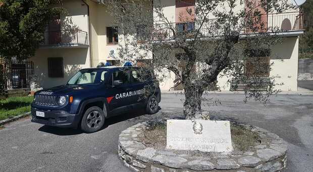 Blocca l'auto e prende a calci e pugni un anziano: denunciato dai carabinieri