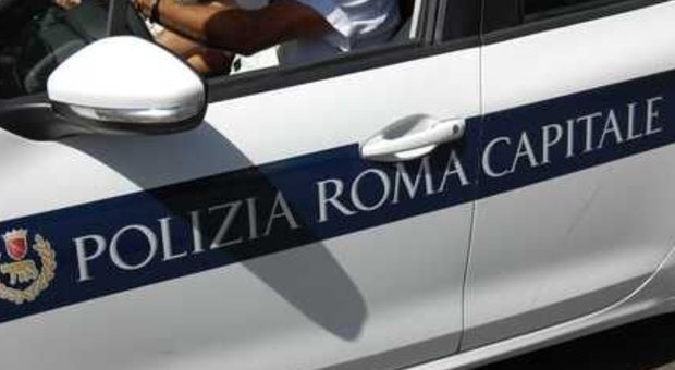 Roma, sassi contro l'auto della polizia locale davanti al campo nomadi di via Salviati