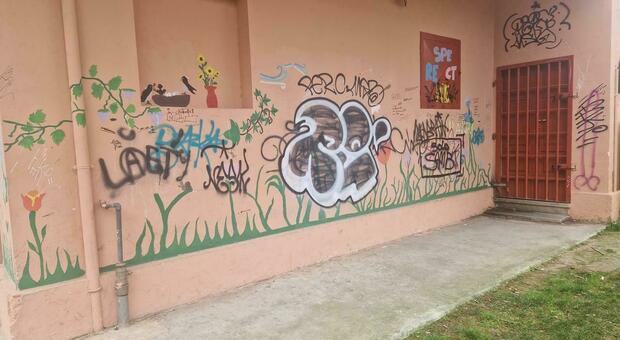Writers scatenati nelle vie centrali di San Benedetto, il sindaco Piunti: «Il decoro fa passi indietro»