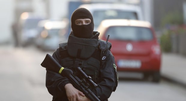 Ansbach, l'attentatore aveva giurato fedeltà all'Isis. Rafforzata sicurezza in treni e aeroporti