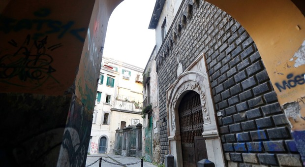 «Il palazzo più antico di Napoli nel degrado: persi i fondi Ue»