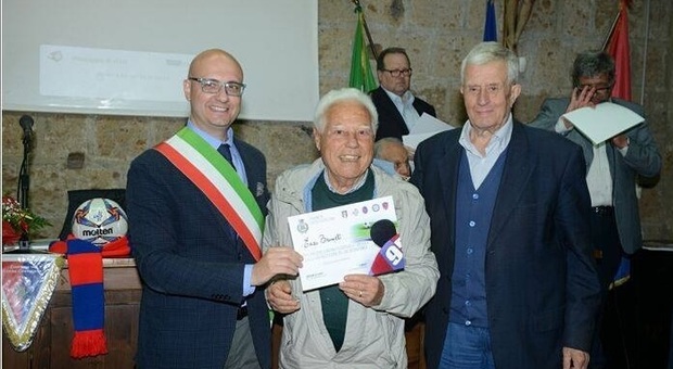 Enzo Brunelli tra il sindaco Angelelli e il Zarelli, presidente Figc regionale