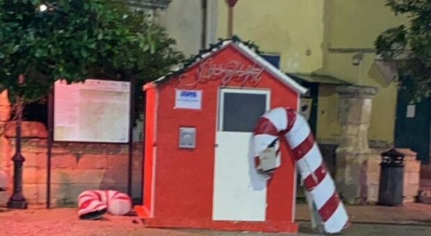 I vandali tornano in azione nel Salento: nel mirino il villaggio di Babbo Natale e la casetta natalizia