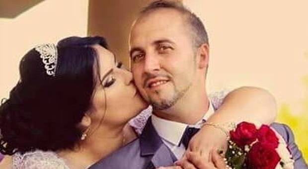 La vittima Suta Gheorghe, operaio di 37 anni, con la moglie