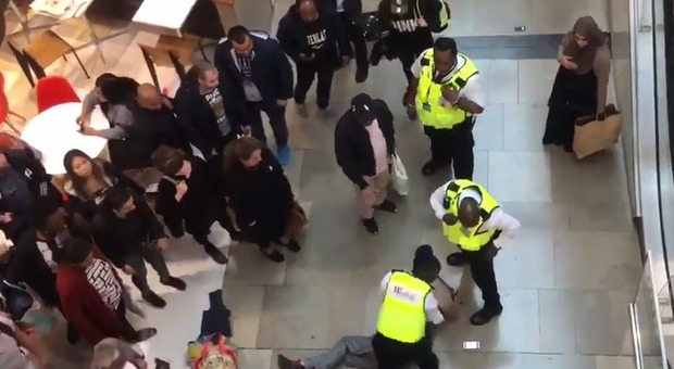 Incidente al centro commerciale: uomo precipita su una donna dal piano superiore