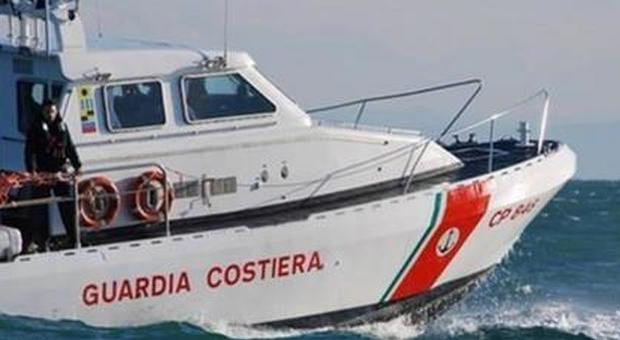 Barca a vela in avaria nel golfo di Sorrento: la Guardia costiera salva due diportisti