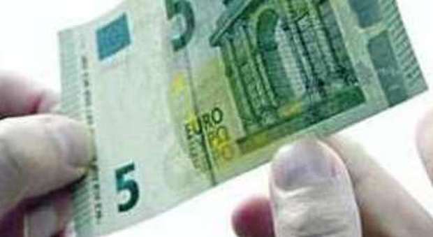 Ruba 5 euro a uno studente in gita: condannato a tre anni di carcere