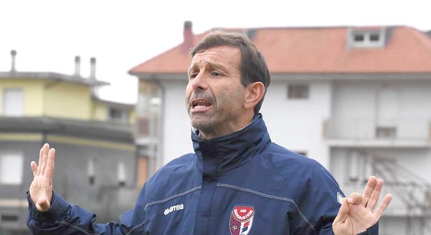 L'allenatore Stefano Senigagliesi della Sangiustese