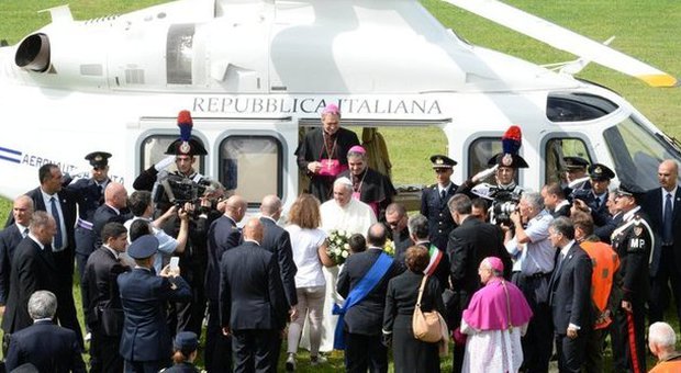 Papa Francesco a Caserta: dite «no» a corruzione e illegalità per salvare la vostra terra