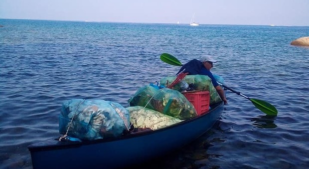 Plastica in mare, volontari spazzini in azione nelle acque di Castellabate