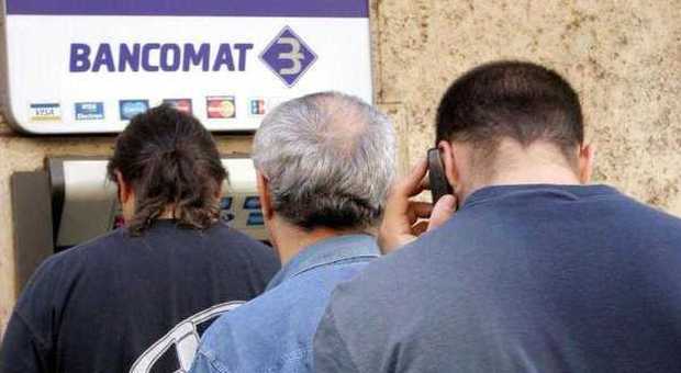 Aversa. Rapina a mano armata a due persone ferme al bancomat di via Corcioni: bottino da 2mila euro