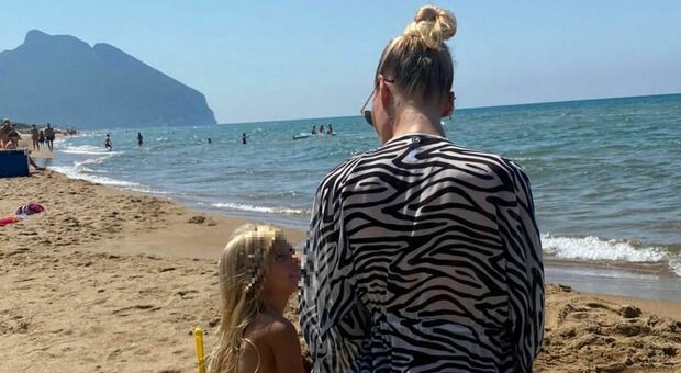 Ilary Blasi non rinuncia alla villa a Sabaudia: eccola in spiaggia con la figlia Isabel