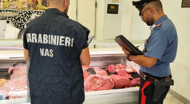 Listeria, padre e figlio veterinari arrestati dai carabinieri del Nas: non segnalavano la presenza dei batteri negli alimenti