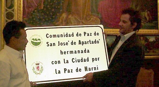 Consegna da parte del sindaco Stefano Bigaroni della targa che è stata apposta al villaggio di San Josè de Apartadò