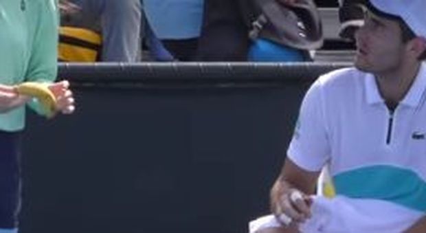 Il tennista chiede alla raccattapalle di sbucciargli la banana: rimproverato dall'arbitro