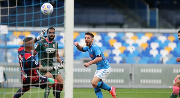 Il Napoli soffre contro il Crotone, ma vince 4-3: quarto successo di fila per gli azzurri