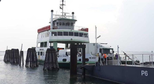 Ferry in avaria al Lido, salta il collegamento nel giorno degli scioperi