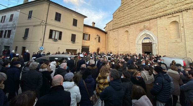 Folla per l’addio del gigante buono. Sanzio Spezi era stato trovato morto in casa. Il feretro scortato dai colleghi in alta uniforme