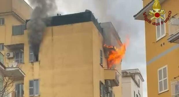 Palazzo in fiamme a Roma, vigili del fuoco eroi: offrono i respiratori ai residenti e finiscono in ospedale