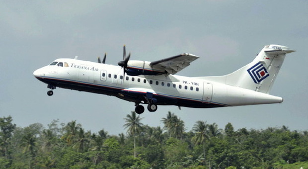 Aereo precipita in Indonesia: a bordo 54 persone. Trovati i rottami