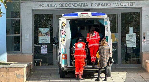San Benedetto, l'ambulanza del 118 alla scuola Curzi. Studente cade e si ferisce. I genitori: «Attenti a certi scherzi»