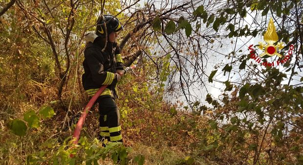 Rieti, in Sabina si apre un altro fronte: incendio sterpaglie vicino alle abitazioni