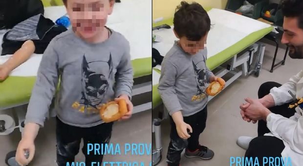 Giulio, 3 anni, prova per la prima volta la protesi e muove il braccio: «Posso tenerla?»