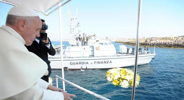 Immigrazione, il Papa ricorda Lampedusa: «L'Europa sia più generosa»