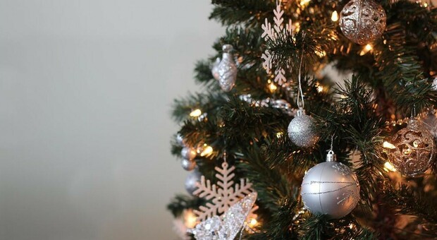 Vanno a fuoco le luci dell'albero di Natale: grave una donna di 64 anni