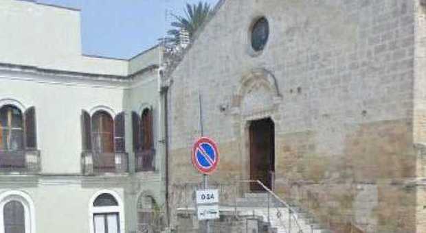 Brindisi, violenza sessuale su minori: arrestato il prete smascherato da «Le Iene»
