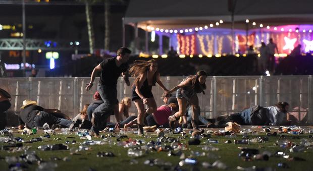 «Pioggia di fuoco su di noi»: Las Vegas, la strage da armi da fuoco più sanguinosa della storia Usa