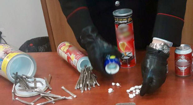 Cocaina e hashish nascosti nel barattolo di patatine modificato: preso