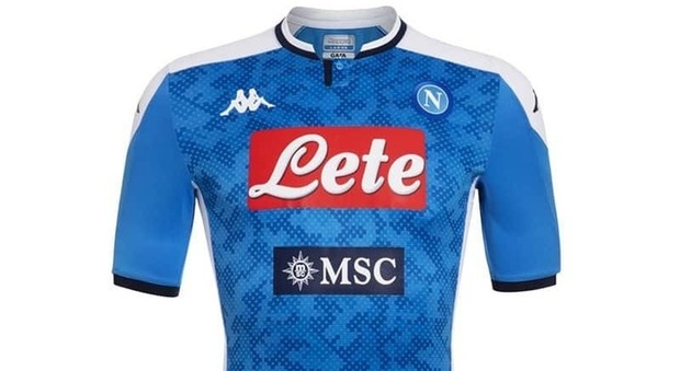 Il Napoli presenta la nuova maglia: pixel sull'azzurro e colletto blu navy