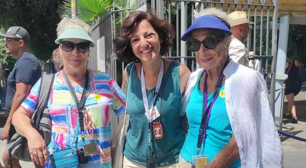 La guida Chiara Pezzuti con la turista 97enne e la figlia a Pompei