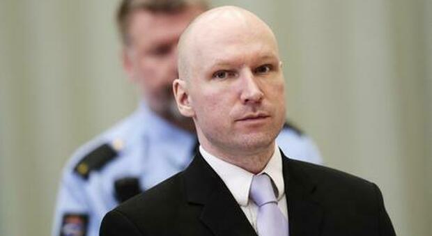 Le folli lettere dal carcere di Breivik: così perseguita i superstiti della strage