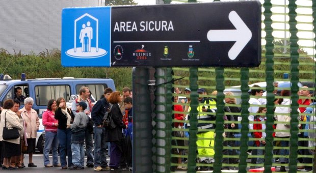 Rischio Vesuvio, cambia il piano: stop alle «fughe» fuori regione