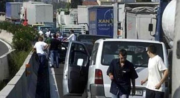 Scontro sull'A14, un morto e un ferito Traffico caos all'altezza di Senigallia
