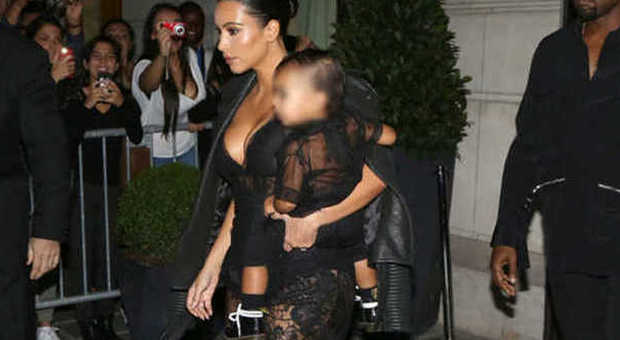 Kim Kardashian mamma hot, sexy a Parigi con la piccola North