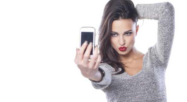 Selfie, una passione tutta 'rosa': le donne ne scattano di più