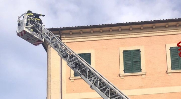 Senigallia, coppi del tetto pericolanti: intervengono i pompieri. Spavento all'interno di un palazzo