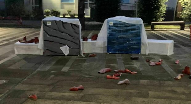 Martellago. Danneggiano un'installazione con le scarpette rosse contro la violenza di genere: denunciati
