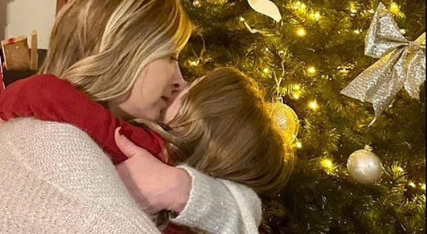 Giorgia Meloni con la figlia Ginevra: «Gioia, serenità e momenti speciali a voi e a tutti i vostri cari. Auguri di un felice Natale»