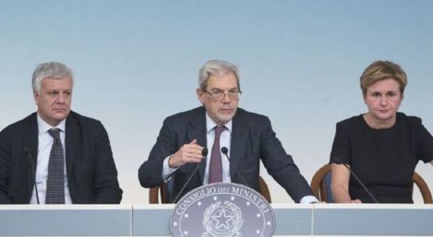 Il ministro Gianluca Galletti, il sottosegretario Claudio De Vincenti e il ministro Federica Guidi